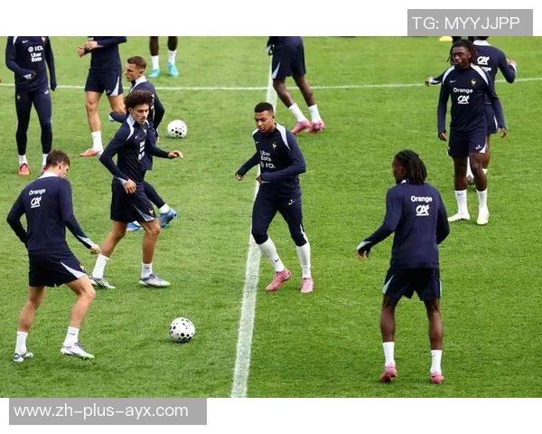 回顾去年足球赛场上的明星球员及其精彩表现的全景分析